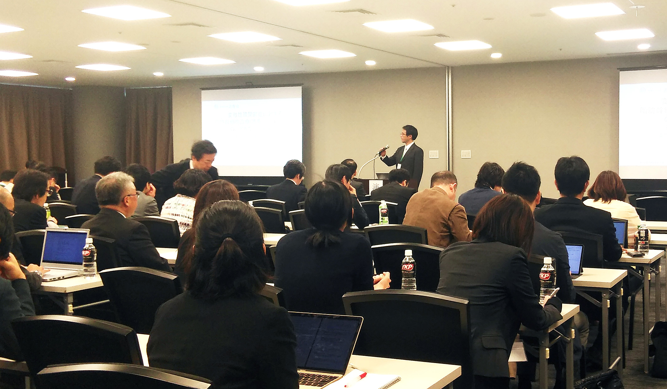 脂肪幹細胞研究会での横田医師の講演風景